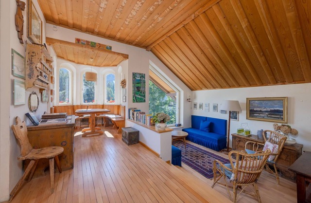 Beautiful & Authentic Chalet ~ Scenic Dolomite View (6 BEDROOMS)