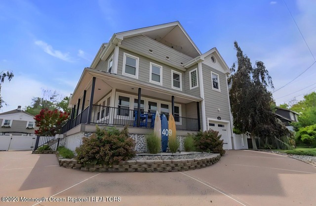 Beautiful Bayfront large Beach Home minutes from the beach