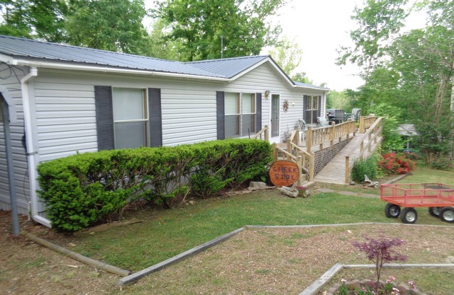 Beautiful cabin overlooking Crooked Creek on the Tennessee river