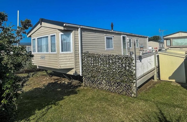 Beautiful caravan with free WiFi and decking at Suffolk Sands Park ref 45083C