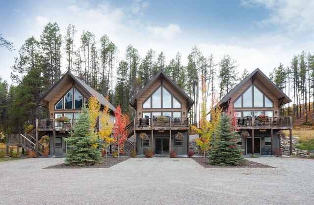 Beautiful Chalet With Mountain Views, located 1 mile Glacier National Park