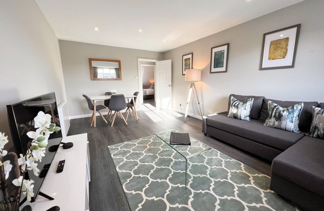 Beautiful city centre apartment with private parking