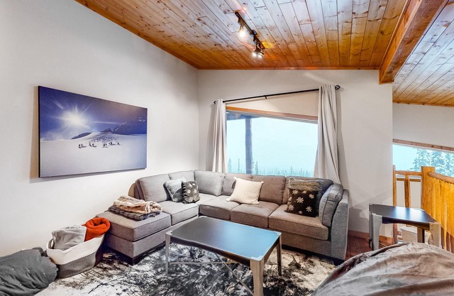 Beautiful condo with private hot tub, balcony & mountain views - close to slopes