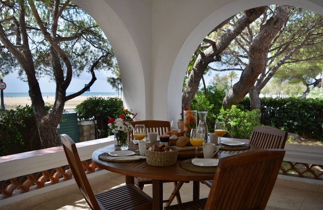 BEAUTIFUL COLONIAL-STYLE VILLA IN FRONT OF THE BEACH