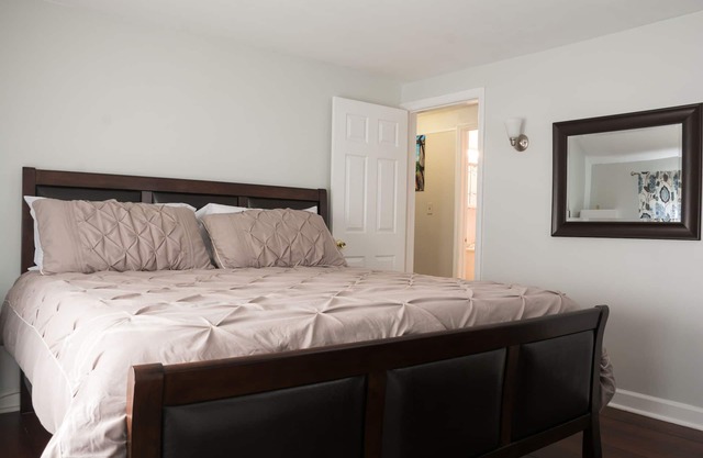 Beautiful, Convenient, easy access to NYC, shopping, WiFi, free parking