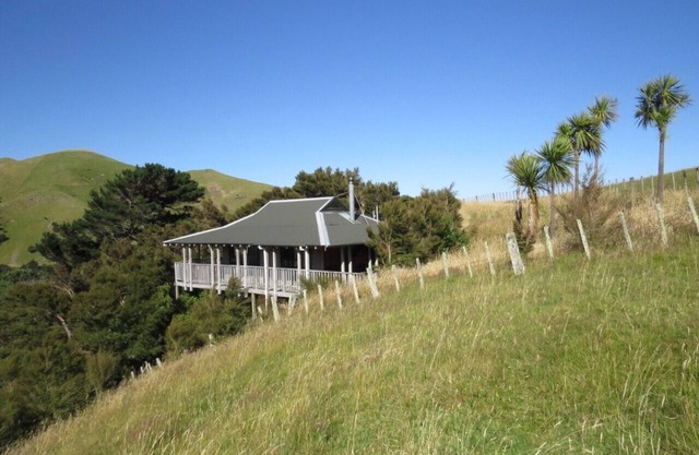 Beautiful cottage with mountain views,- unique , private, treetop seclusion.