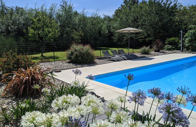 Beautiful Cottage sleeps 6 - with shared pool & tennis 10 mins from beach.