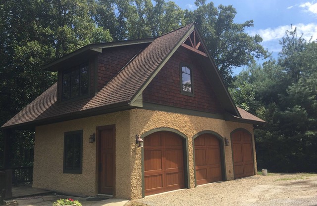 Beautiful Country Setting! Convenient Location " The Carriage House"