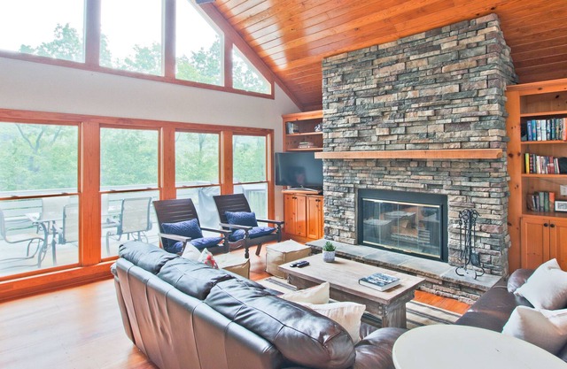 Beautiful "Cozy Mountain" Views! 3BR/2BA Great for Families! Flat driveway!