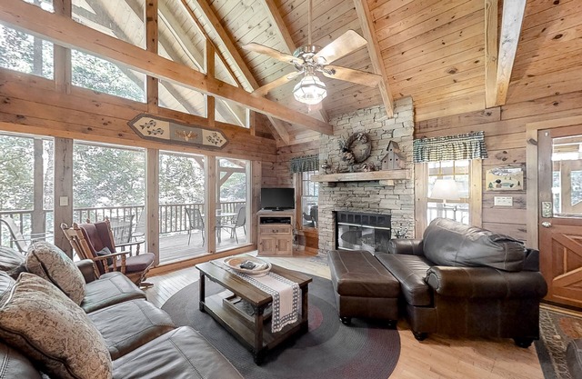 Beautiful custom cabin on private lake w/Free Attraction TIckets & hot tub