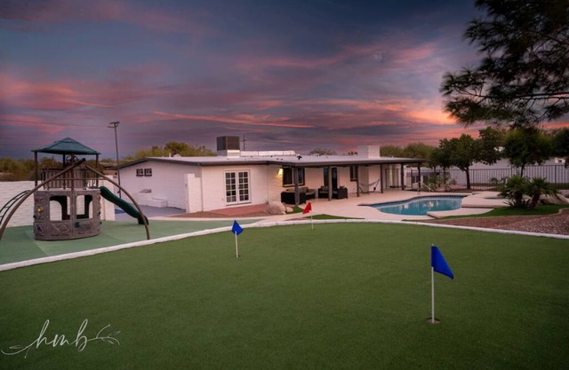 Beautiful Desert Oasis w/Pool, Spa, Putting Green, Pickleball and Game Room!
