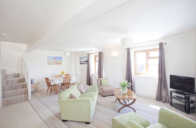 Beautiful dog friendly barn conversion for 4 near sandy beach and Padstow