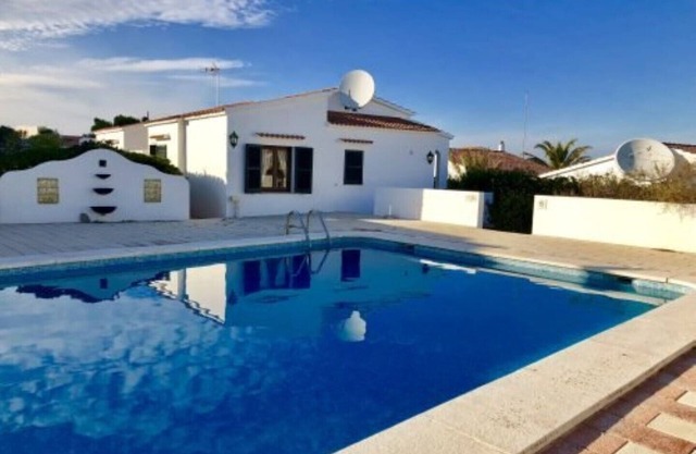 Beautiful bungalow near beach and amenities with 3 bedrooms & large pool