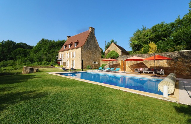 BEAUTIFUL FULLY RENOVATED FRENCH FARMHOUSE WITH HEATED POOL, 5KM FROM SARLAT