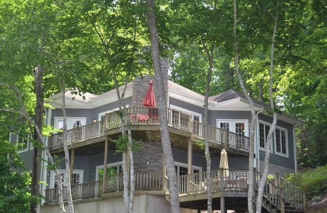 Beautiful fall views on Lake Hartwell! Deep cove! Everything you need to relax!