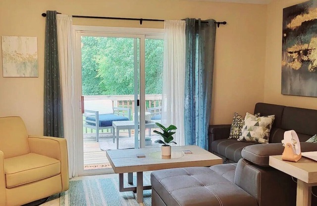 Beautiful family home near Elon & Greensboro, w/deck and firepit!