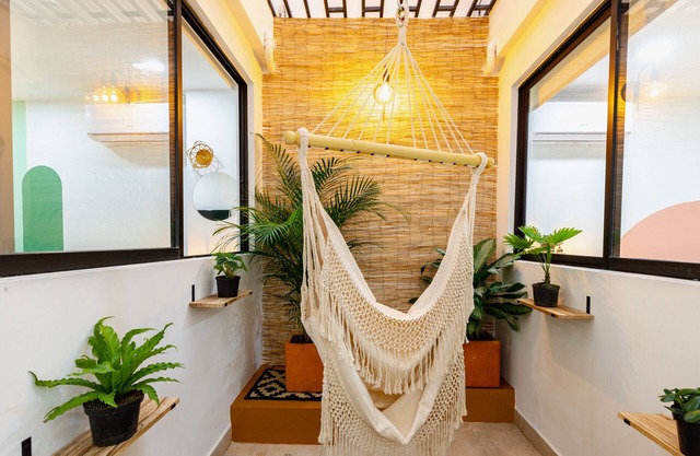 Beautiful fornished ,3 bdrm apt with air-conditioning near stadium.