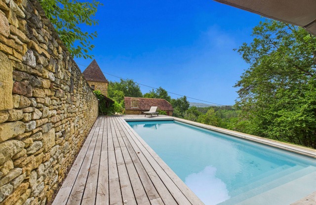 Beautiful house with pool for 6