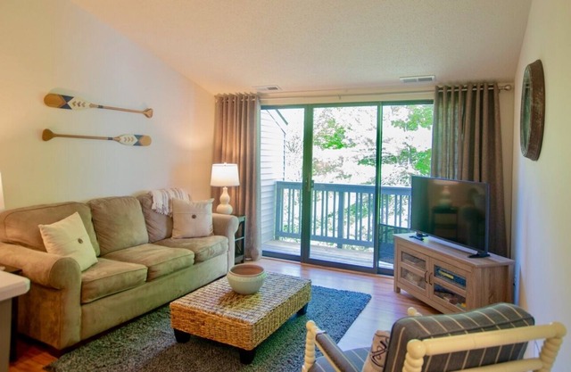 Beautiful, Fresh, Spotless, Beach Access Condo Near Wineries, Shopping, Hiking