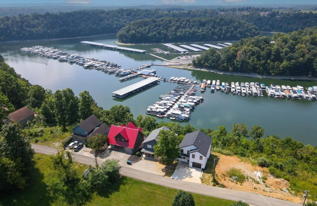 Beautiful "Harborview at Lake Cumberland" overlooking Lee's Ford Marina.