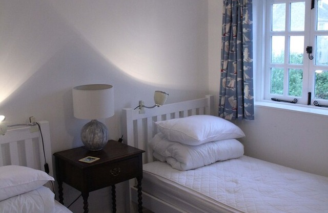 Beautiful Harbourside Listed Coastguard Cottage, Snowhill, West Wittering
