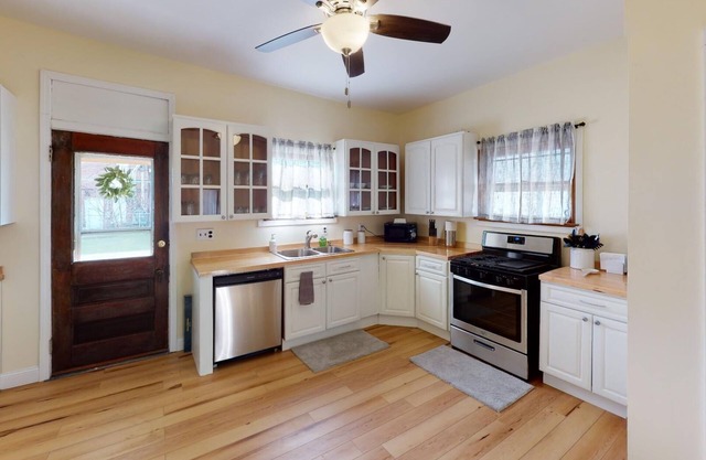 Beautiful Historic Home in Nelsonville, Pool Table, near Hocking Hills