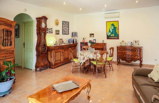 Beautiful home in lIsle-sur-la-Sorgue with 3 Bedrooms