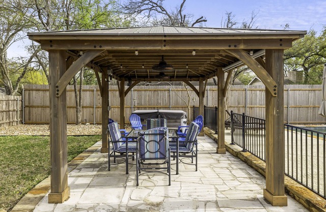 Beautiful Home: 4 Bdrm 3 Full Baths, Private Hot Tub & Pool, Fenced Private Yard