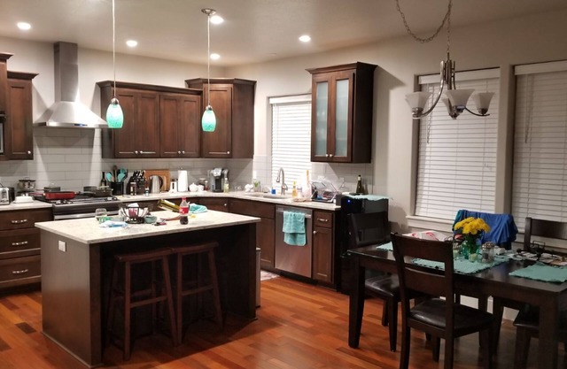 Beautiful home close to the Eugene Airport with easy access to downtown Eugene