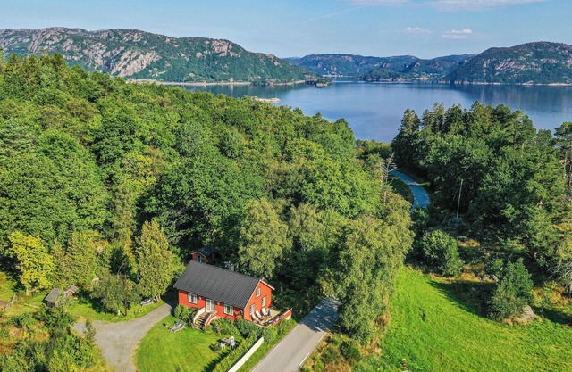 Beautiful home in Farsund with kitchen