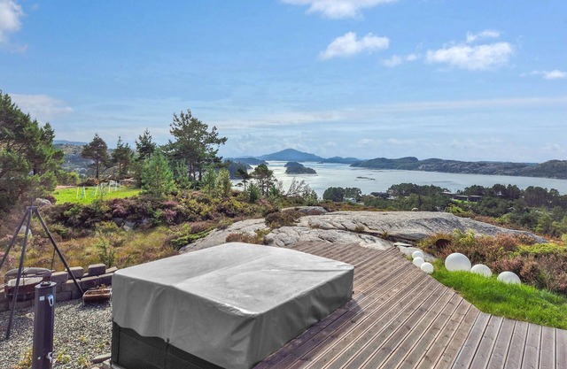 Beautiful home in Fitjar with house sea view