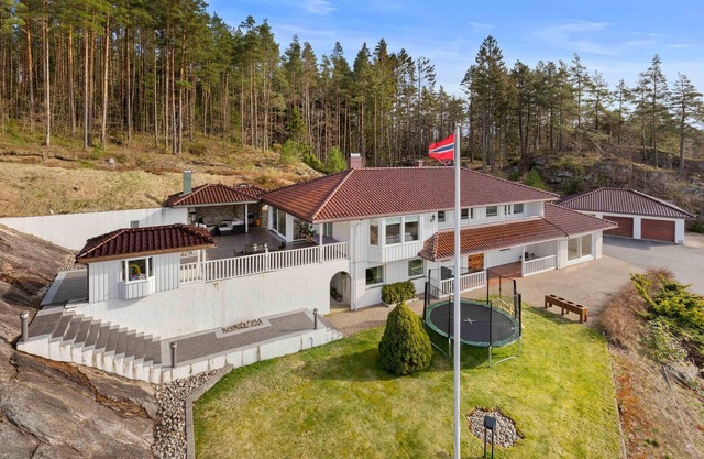 Beautiful home in Tveit