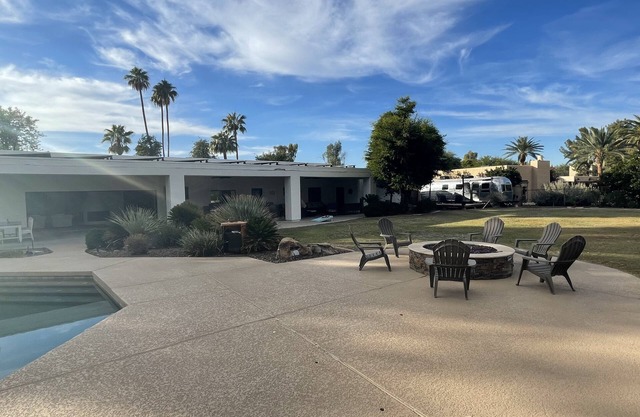 Beautiful Home on 1 acre lot facing the golf course in Scottsdale