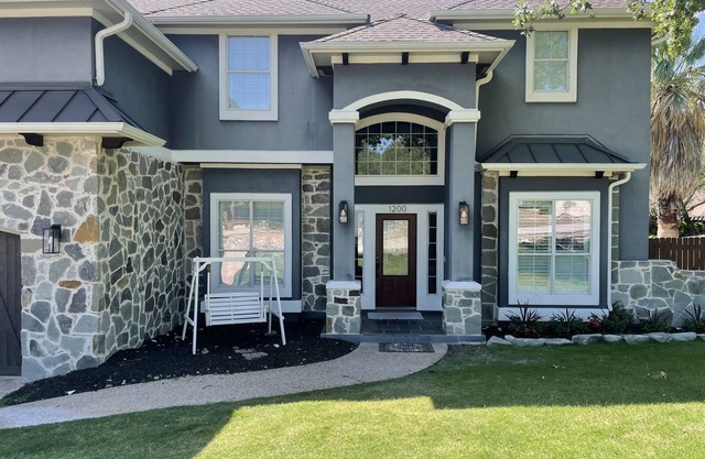 Beautiful Home with pool walking distance to Lake Austin 4 bedrooms