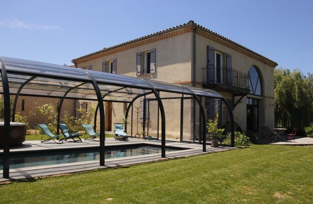 beautiful house of 350m2, large spaces, heated pool, jacuzzi, sauna