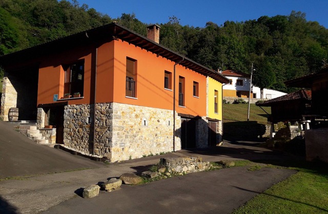 Beautiful house with garden in a nature reserve - Bodes, Parres