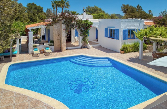 Beautiful house with large pool for 8 in the hills of San Jose very well located