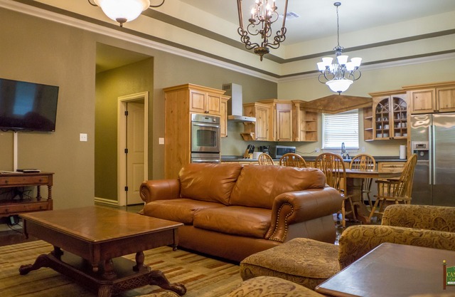 Beautiful House with Pool and Playground and Waterfront Access