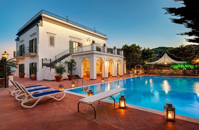 Beautiful private villa with A/C, WIFI, private pool, TV, patio, panoramic view, close to Sorrento