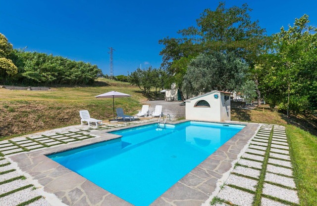 Beautiful apartment in villa for 10 people with pool, TV and pets allowed