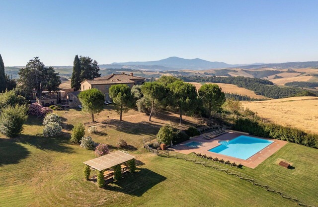 Beautiful apartment in villa for 4 people with WIFI, pool, patio, pets allowed and panoramic view