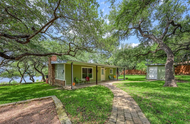 Beautiful lakefront home with outdoor firepit, patio & netflix streaming