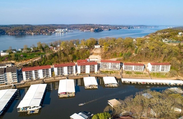Beautiful Lakefront Condo. Best location on the lake. 5 min Uber from main strip