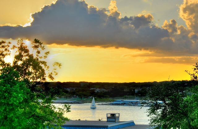 Beautiful LAKEVIEW one story home 30 minutes from downtown Austin!