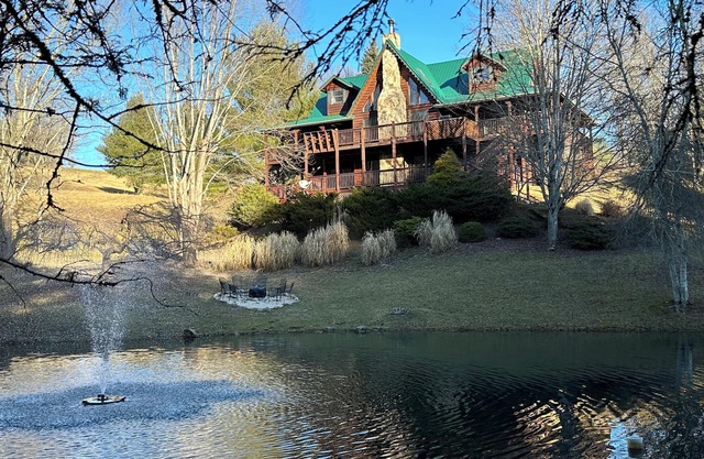Beautiful Log Cabin with Mountain Views, Private Pond & Dock - Winter Discounts