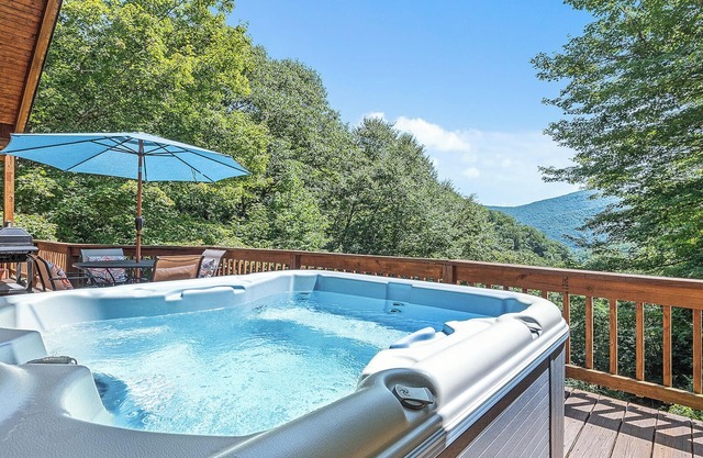 Beautiful Log Home with VIEWS! Hot Tub, Pool Table, High-Speed WIFI!
