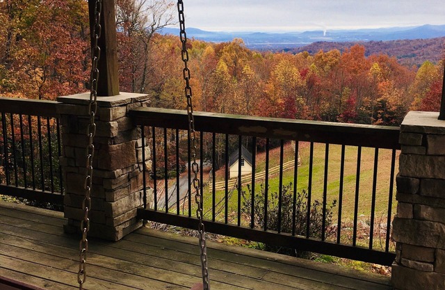 Beautiful Long Range Mountain Views, Minutes from Downtown Hendersonville, NC