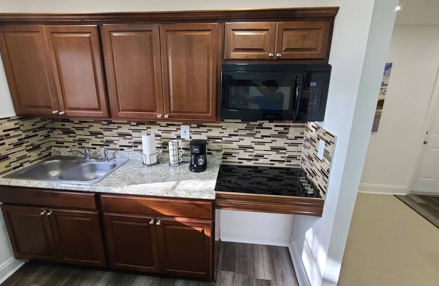 Beautiful Miami GUEST HOUSE close to the airport and golf course.