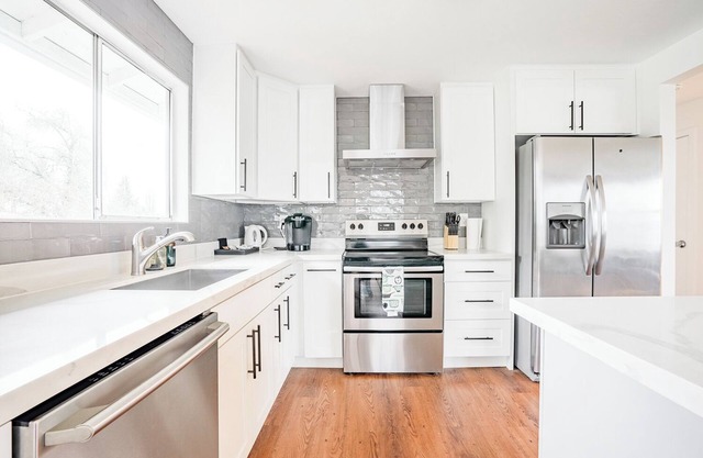 Beautiful Modern Farmhouse near DT w/6 queen rooms