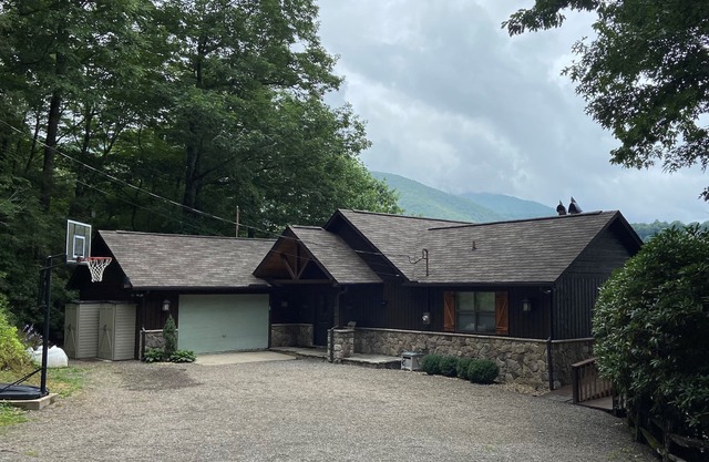 Beautiful Mount Mitchell Home - Stunning views, decks & hot tub & endless hikes